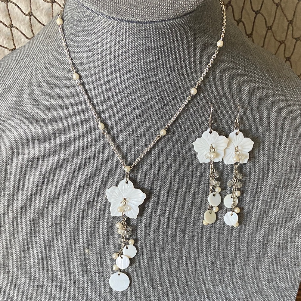 Vintage AVON NR Floral Necklace & Earrings Set